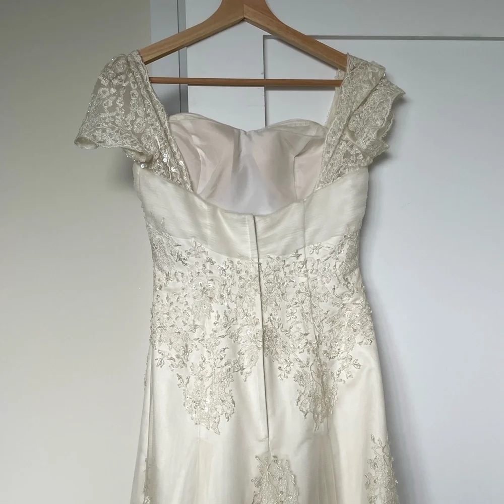EUC Wedding Dress XS - Picture 3 of 7